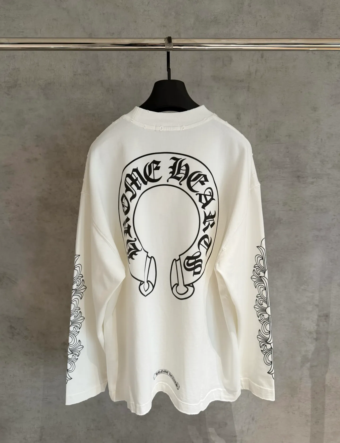 🅿️330 [Strict quality control] CH Crow Heart's new long-sleeved sweatshirt T-shirt. Heavy 340g double yarn fabric. Four flower positions on the front, back and left. Wash the whole garment twice. The four sides are frayed and torn. Heavy fabric. The neckline is made of icy Salona. Loose fit. Deep, wide and stylish. No deformation or shrinkage. Black and white color. Size: M-2xl